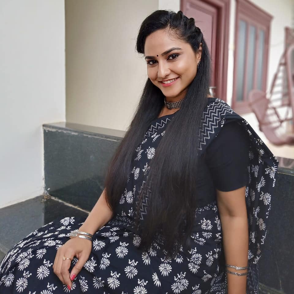 zee telugu tv anchor kasi annapurna in black saree blouse